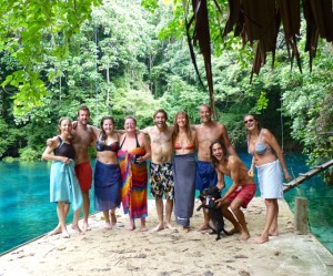 Ana, Iñaki, Issi, Mama Lou, Pol R., Anna, Paolo, Pol M. & Maity.
