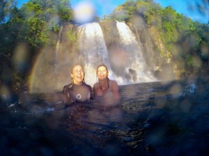 Baño de las niñas en la cascada.