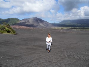Anna de ZoomaX con Yasur al fondo.