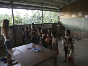 Ana repartiendo caramelos en la escuela