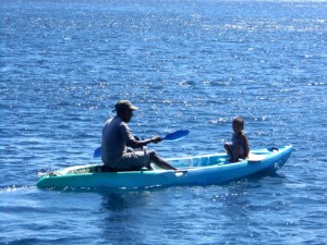 Bernard George en su kayak con su nieto